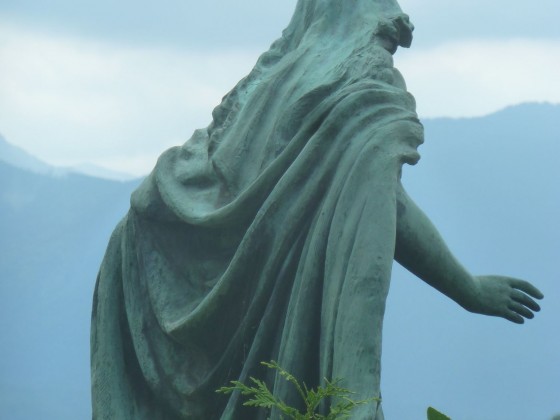 Grabfigur auf dem Friedhof in Murnau