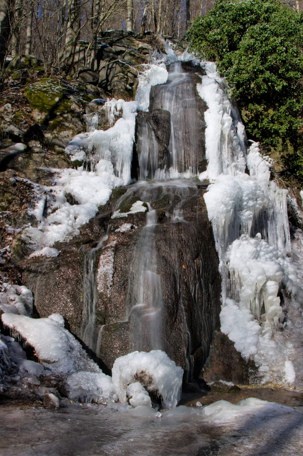 Winterlicher Fallenbach-Wasserfall im Odenwald